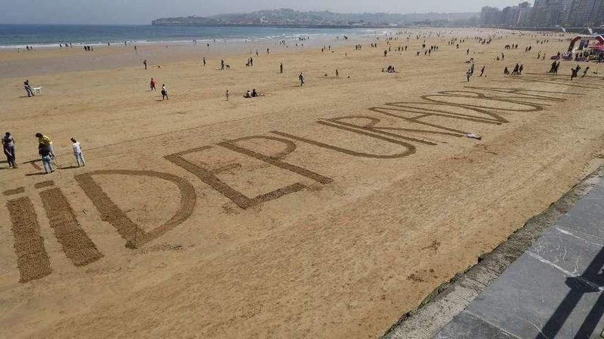 El mensaje ecologista que lucía ayer en la playa de San Lorenzo.