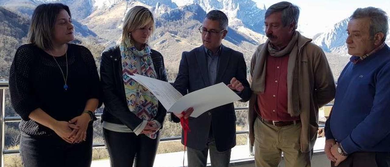 Por la izquierda, María Santos Varela (teniente de alcalde de Ponga), Marta Alonso, Hugo Morán, Rafael Fernández (director-conservador del parque natural de Ponga y gestor de la reserva) y Eduardo Rivero, concejal.