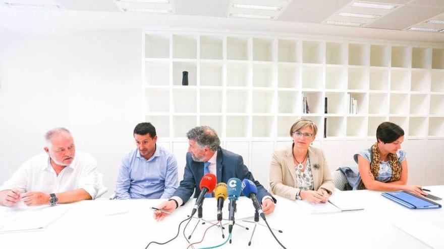 De izquierda a derecha, Antonio Pino, Javier Fernández Lanero, Ignacio García Palacios, Luisa Pérez y Guiomar Álvarez, representante de FADE, tras su reunión de ayer.