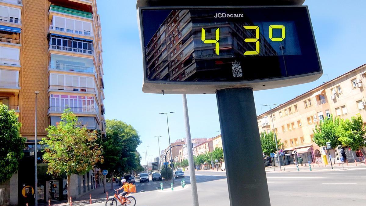 Un termómetro marcando 43 grados.