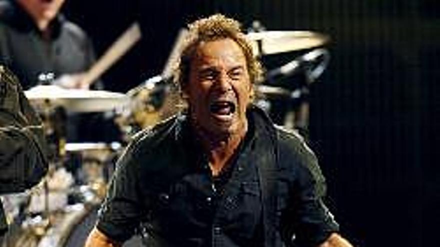 Bruce Springsteen durante el concierto que ofreció esta noche en ekl Estadio Santiago Bernabeu de Madrid, ante miles de seguidores.