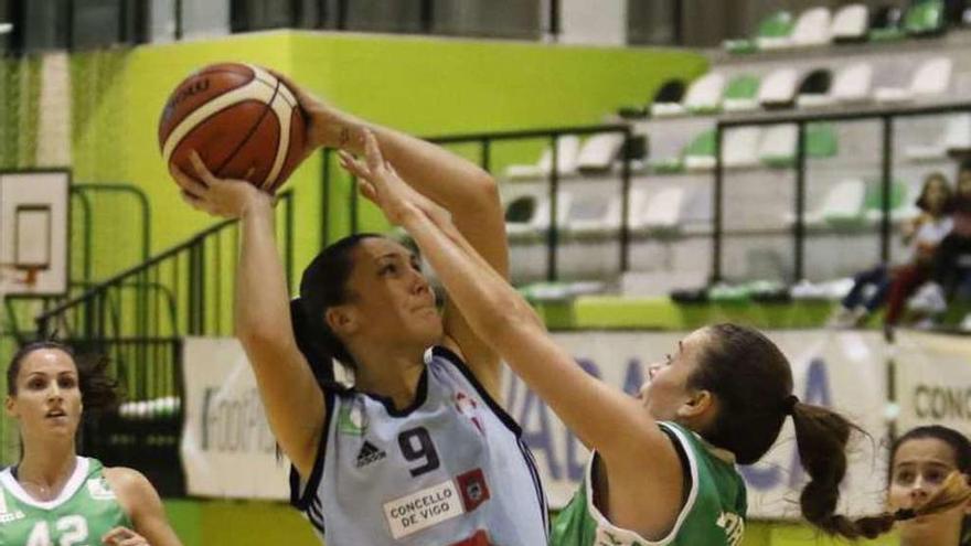 Laura Alonso intenta lanzar ante el Oviedo. // Alba Villar