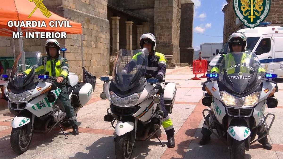 Tres agentes de la Guardia Civil de Tráfico de Zamora.