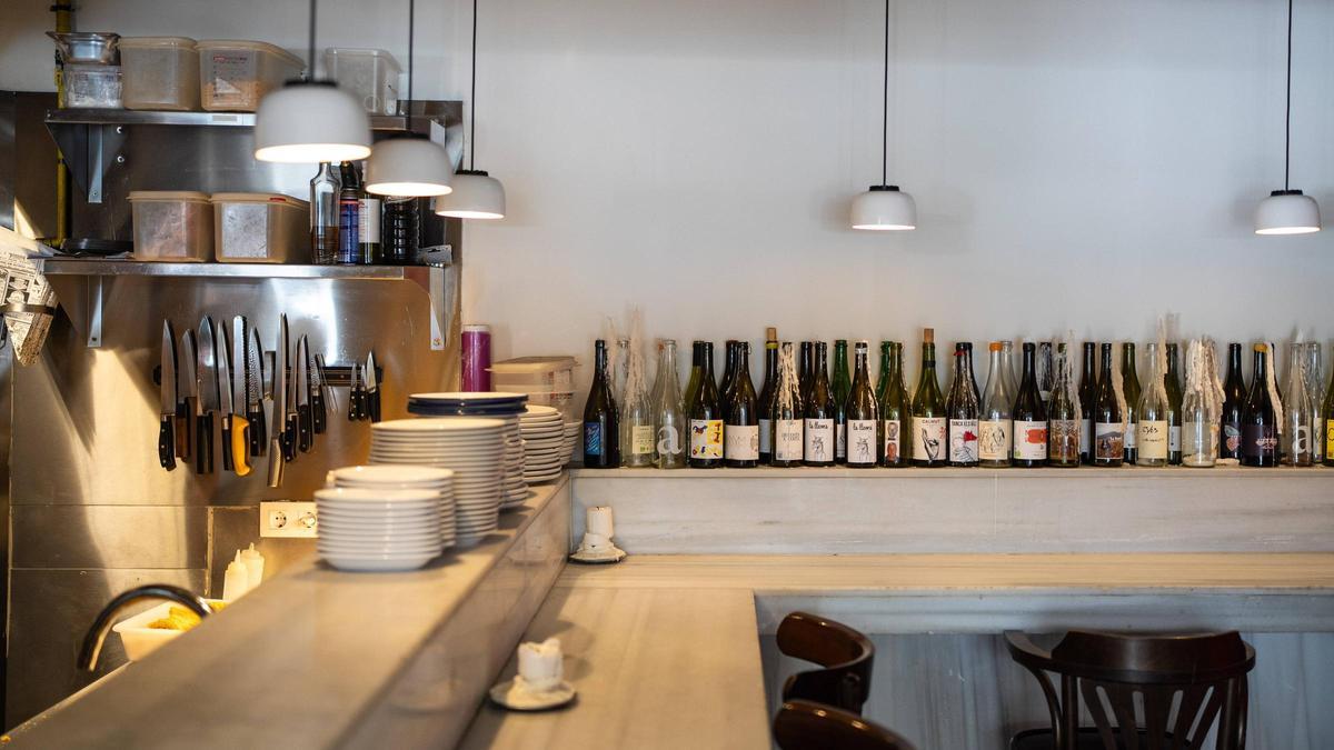 Una parte de cocina y barra del restaurante Fish Bar.