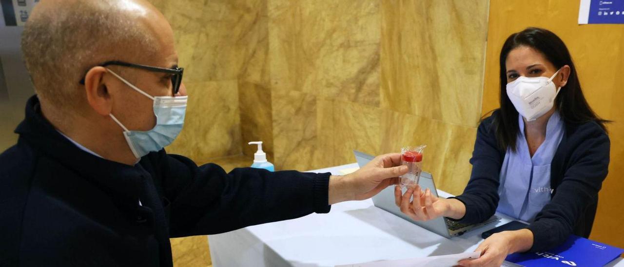 Entrega de un kit para un cribado de cáncer de colon en un hospital gallego.