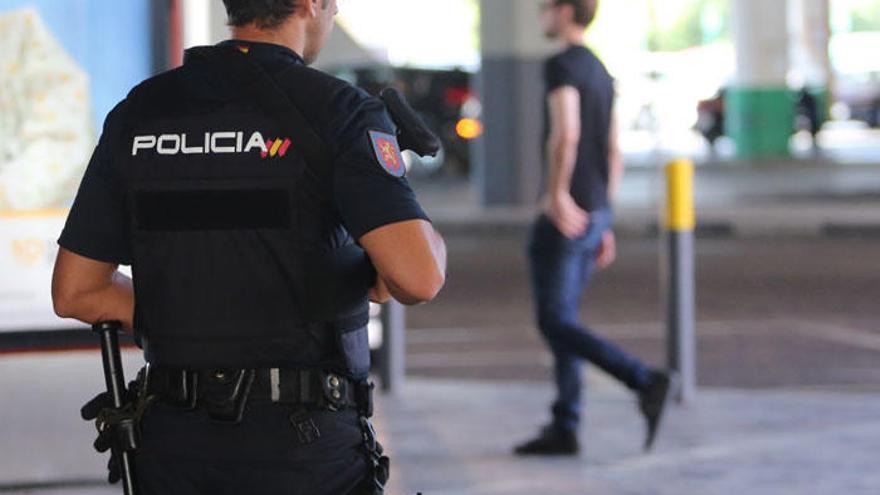 Agentes de la Policía Nacional han detenido en Málaga a un hombre de 26 años, natural de Estonia, por tener en vigor una orden europea de detención y entrega.