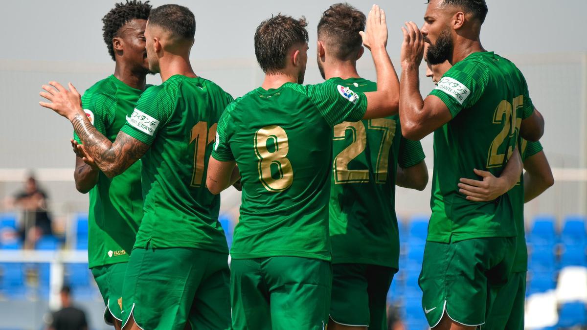 Los jugadores del Elche celebran el gol de Morente