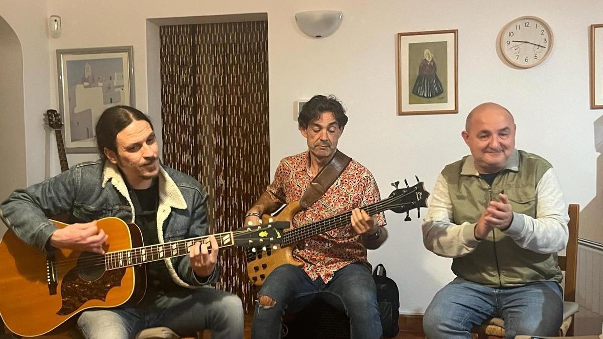 Un momento del concierto de Canallas del Guateke en una casa de Ibiza.
