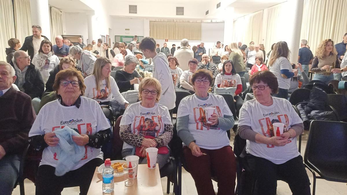 Familiares y amigos disfrutando de la gala del Benidorm Fest anoche