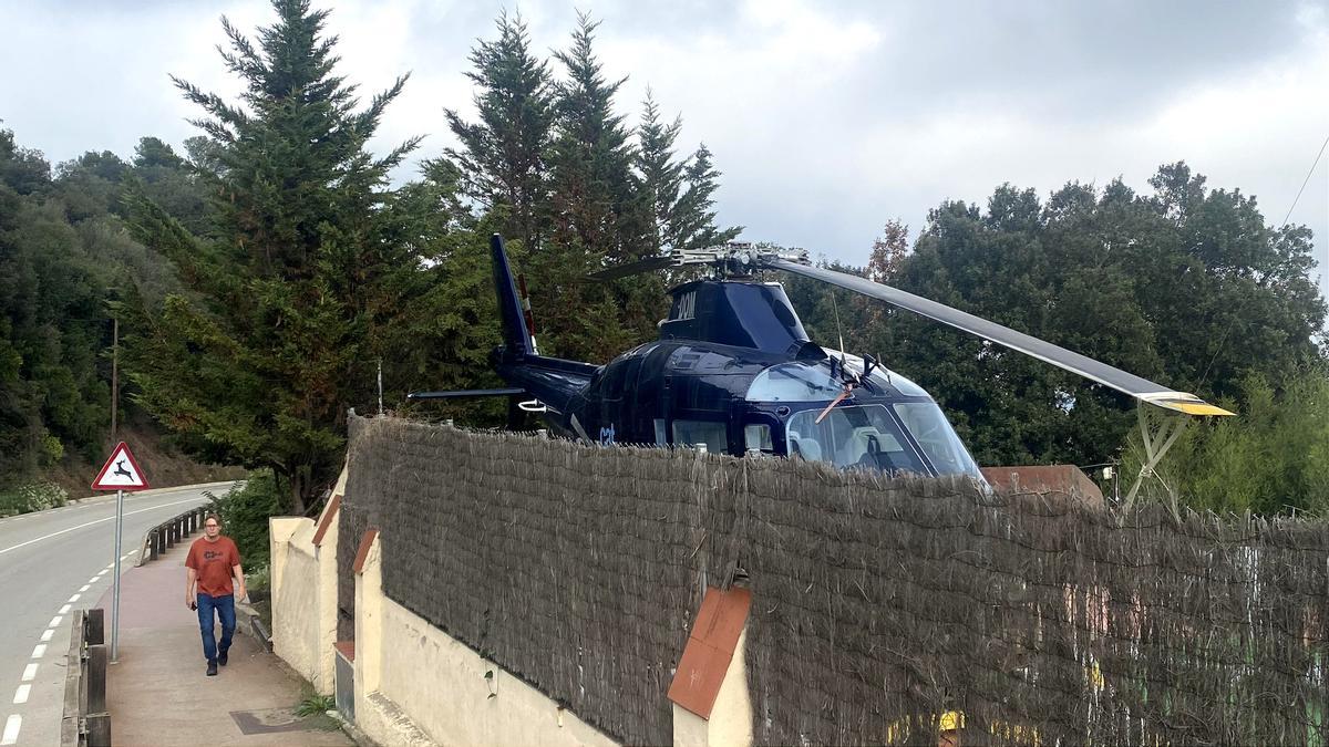 Un veí del Tibidabo decora el seu jardí amb un helicòpter
