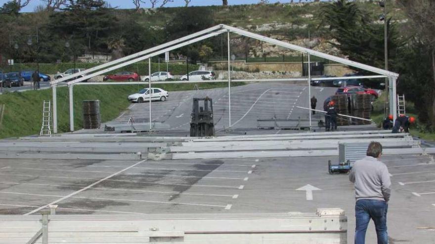 Llanes instala el parking de El Sablón para la Semana Santa