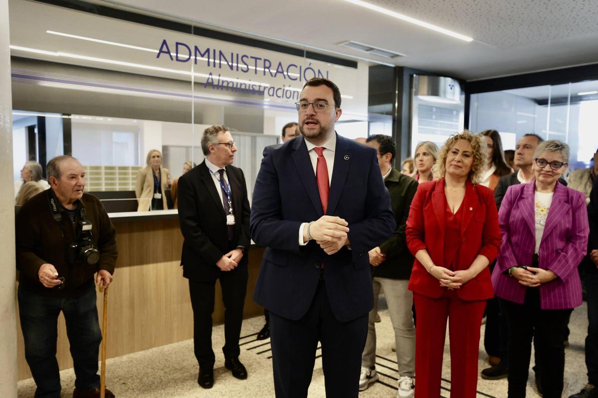 Por la derecha, Concepción Saavedra, Gema Álvarez, alcaldesa de Lena, y Adrián Barbón, durante la inauguración del centro de salud de Lena