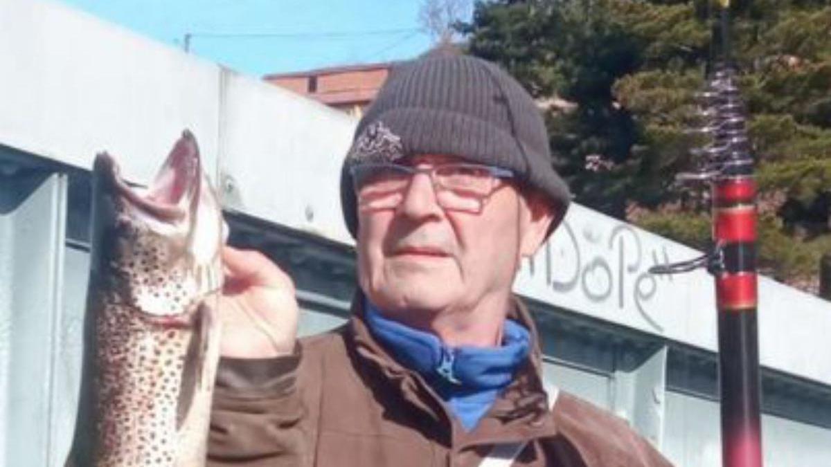Vizcaíno, con la primera trucha de Aller. | L. Camporro Vizcaíno, con la primera trucha de Aller. | L. Camporro