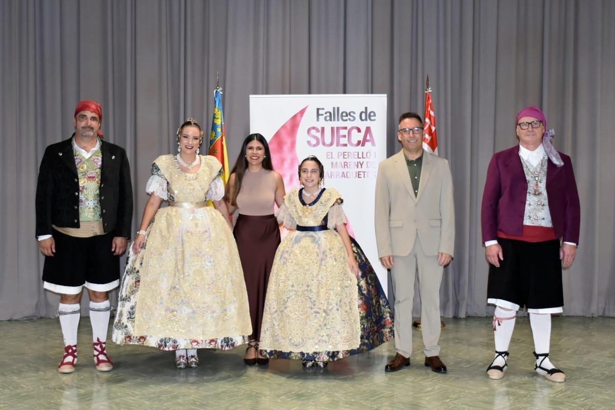 Las falleras mayores con la mantenedora, el alcalde, el concejal de Fiestas y el presidente de la JLF.