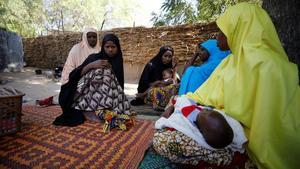 Familiares consuelan a la madre de una de las 110 niñas desaparecidas tras el ataque de Boko Haram a una escuela de Dapchi, en Nigeria, el 24 de febrero.