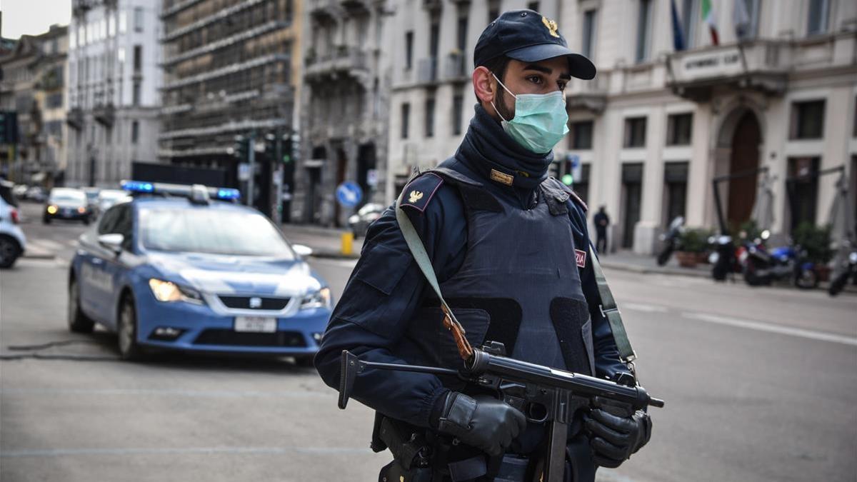 Un policía italiano monta guardia en Milán.