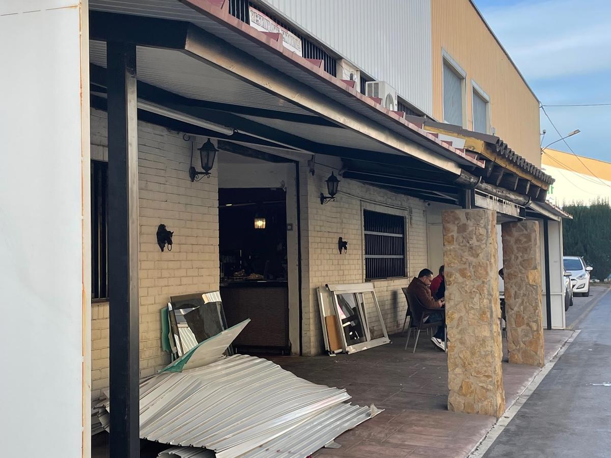 El restaurante abrió ayer por la mañana sus puertas, aunque con daños visibles tras el robo.