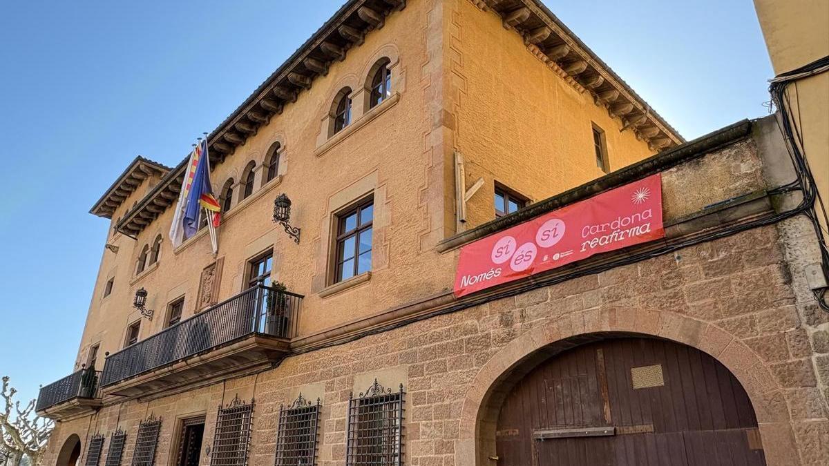 Façana de l'ajuntament de Cardona amb una pancarta feminista