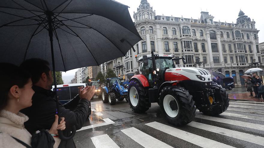 Los ganaderos desconvocan la protesta y despejan de tractores las calles de Oviedo: &quot;Es un día histórico&quot;