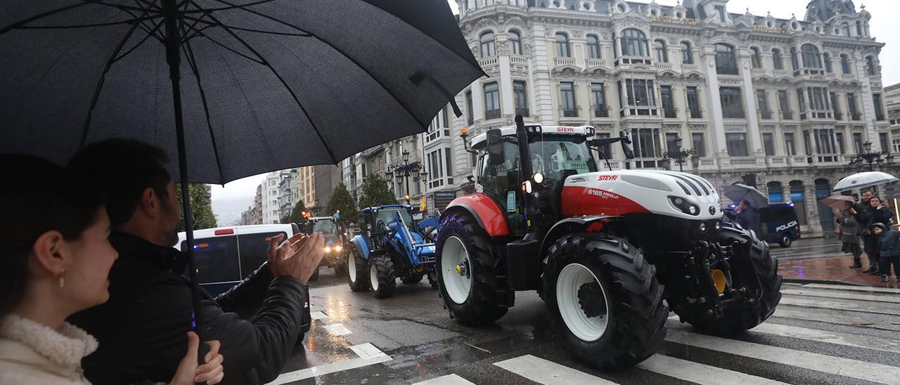 Los ganaderos desconvocan la protesta y despejan de tractores las calles de Oviedo: "Es un día histórico"