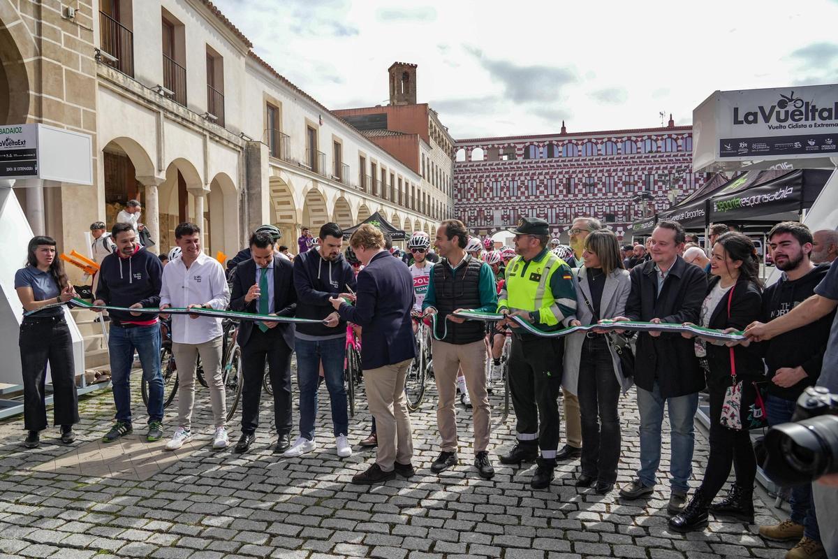 Las autoridades cortan la cinta de salida en la plaza Alta de Badajoz.