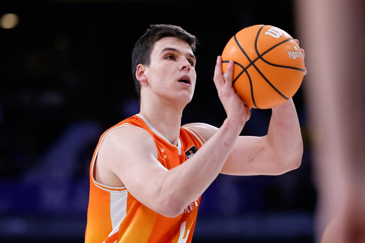 Jaime Pradilla, lanzando un tiro libre