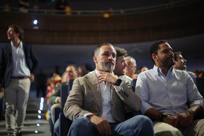 Abascal advierte al PP de que Vox romperá los gobiernos autonómicos si les ponen "zancadillas o trampas"