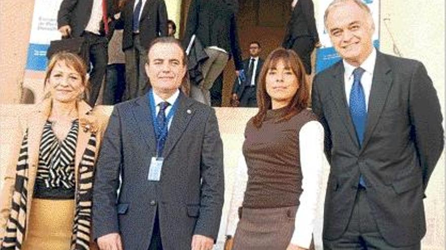 Rodríguez, el juez investigado por el Poder Judicial, Guzmán y González posan sonrientes.