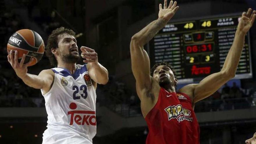 Llull entra a canasta ante la defensa de Khem Birch. // Kiko Huesca