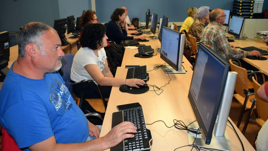 Alumnos asistentes al curso celebrado en el Aula Cemit de Valga.   | // FDV