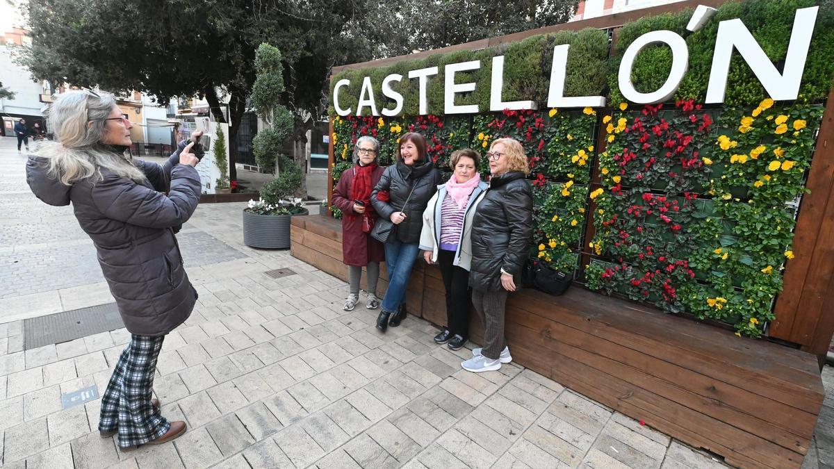 Cartel de 'Castelló' y 'Castellón' en la plaza Pescadería.