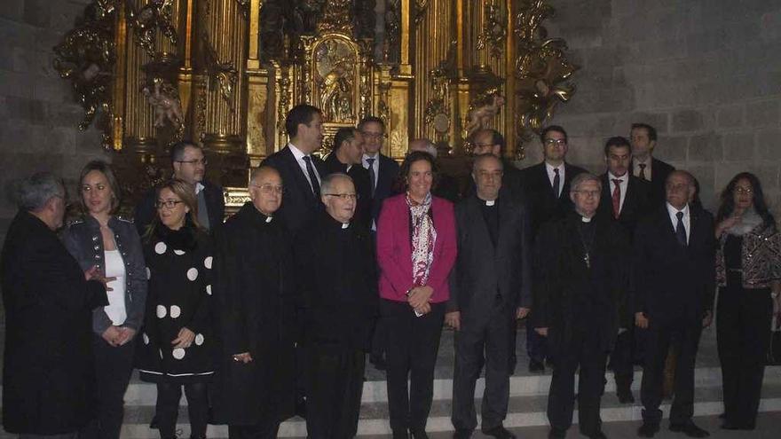 Autoridades e invitados al acto de clausura de la exposición Aqva posan en el altar de La Colegiata.