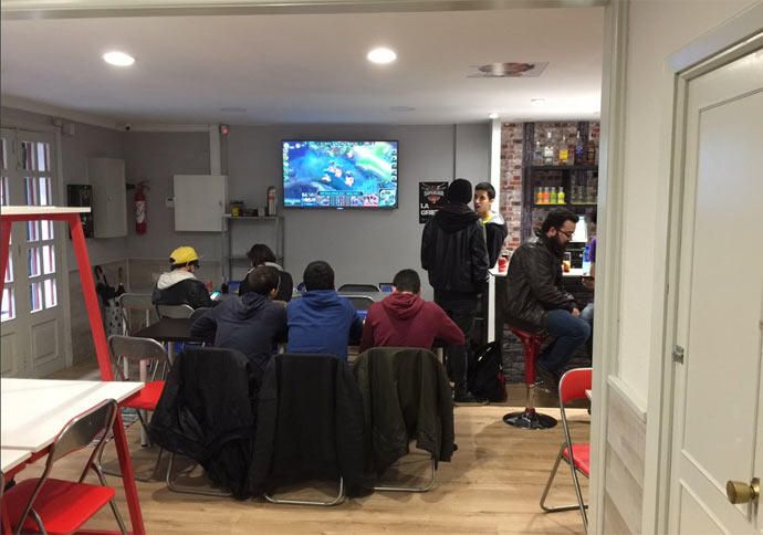 Los amantes de los videojuegos tienen en la ciudad olívica un nuevo espacio en el que disfrutar de los videojuegos y seguir los "eSports"