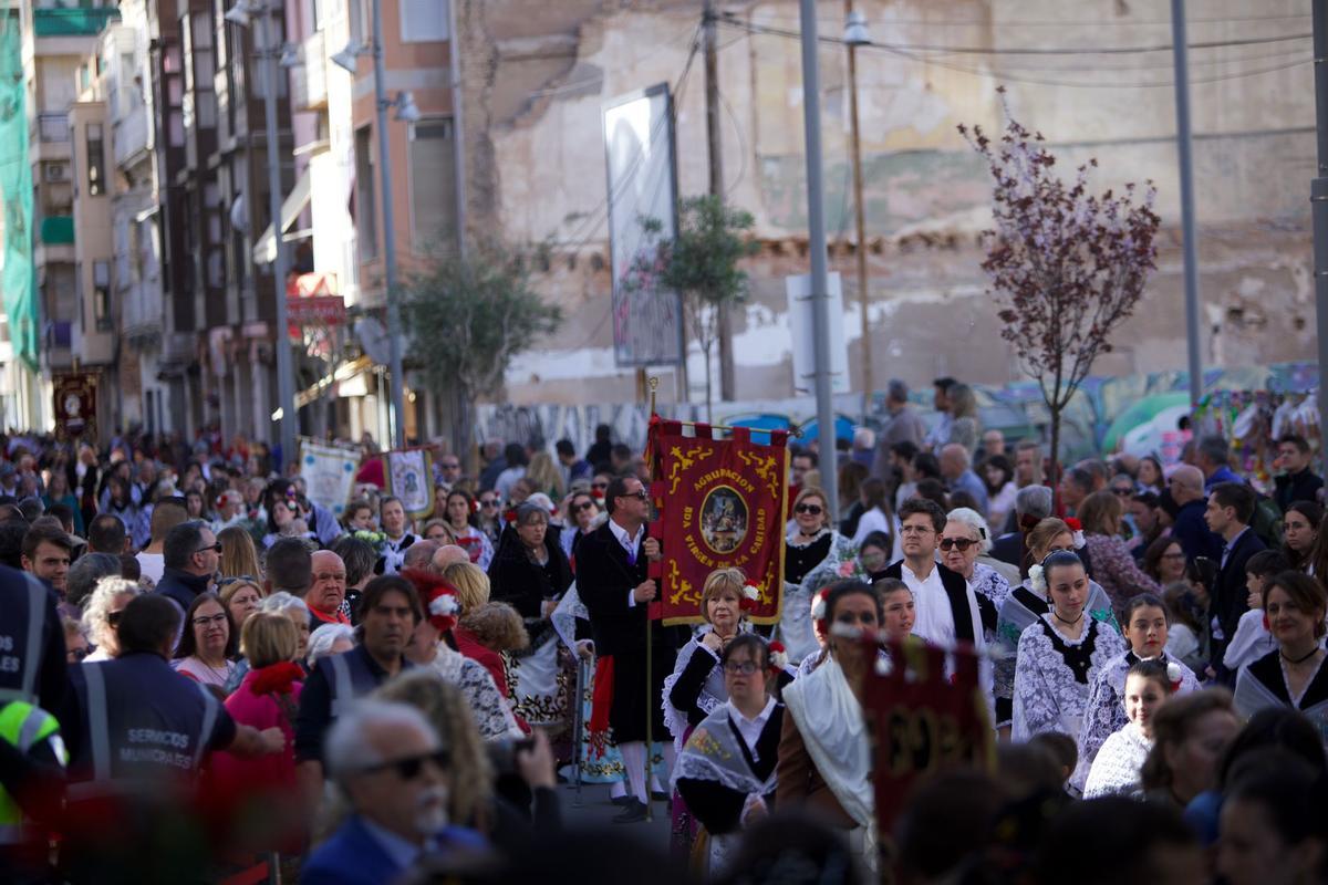 Los cartageneros abarrotaron las calles para ofrecerle flores a la patrona.