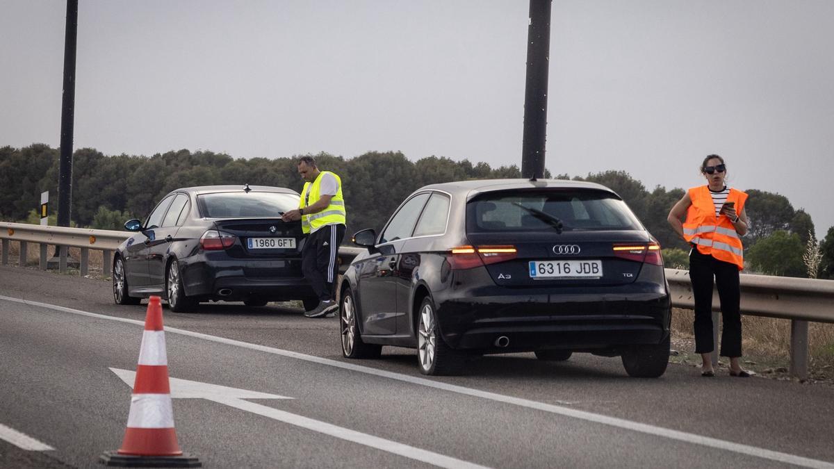 Coches con ruedas pinchadas en el arcén de la Ronda Norte.