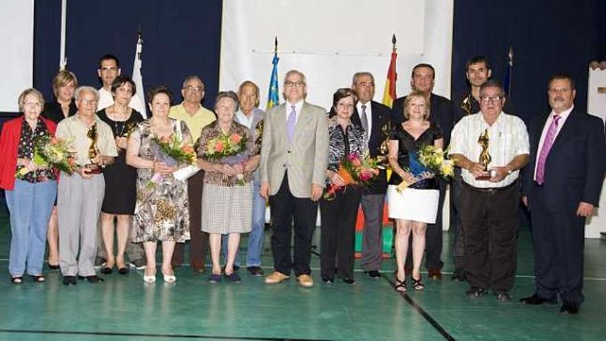 El alcalde de Crevillent con los premiados.