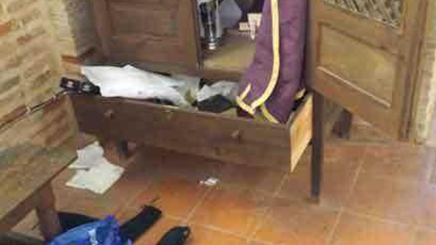 Detalle del armario en el que rebuscaron los ladrones. Foto