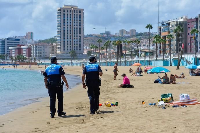 30-08-2020 LAS PALMAS DE GRAN CANARIA. Controles anti Covid. Agentes de la Policia Local en playa Alcaravaneras y Triana. Fotógrafo: ANDRES CRUZ  | 30/08/2020 | Fotógrafo: Andrés Cruz