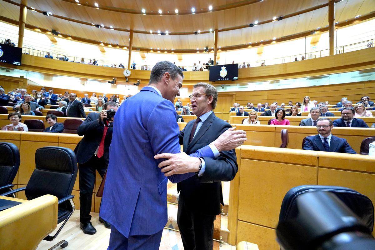 Pedro Sánchez saluda a Alberto Nuñez Feijoo antes de la sesión de control al Gobierno en el Senado. Pedro Sánchez saluda a Alberto Nuñez Feijoo antes de la sesión de control al Gobierno en el Senado.