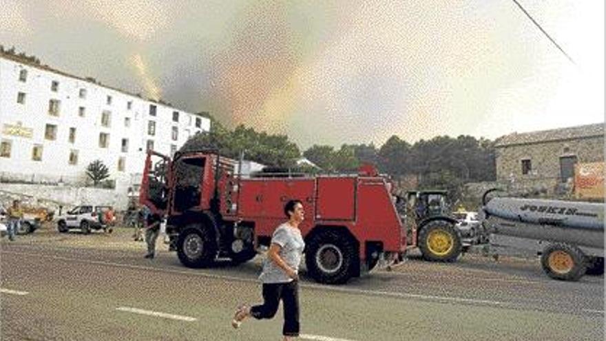 Una mujer corre frente al Santuario de la Cueva Santa de Altura.