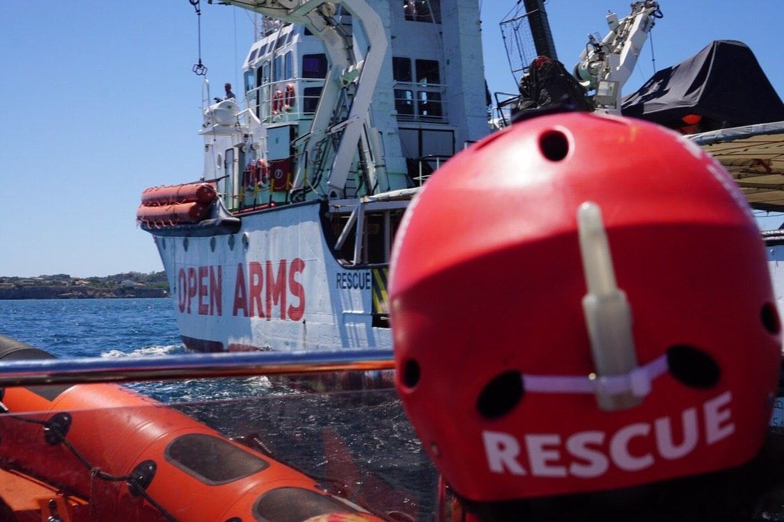 El barco de Open Arms, durante un operativo de rescate en alta mar.