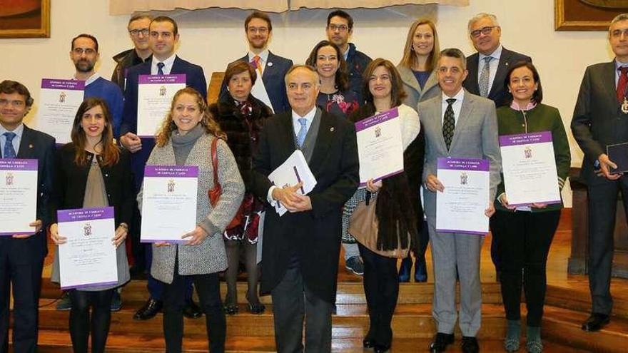 Los ganadores de los Premios Científicos de la Academia de Farmacia de Castilla y León 2017, con sus diplomas.