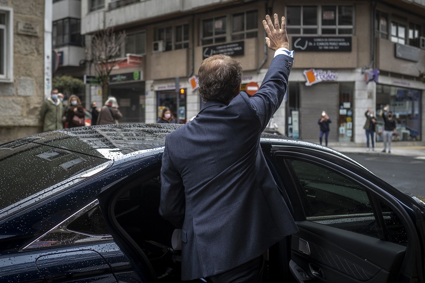 Feijóo abandona la Delegación de la Xunta en Ourense tras la reunión con sus conselleiros.