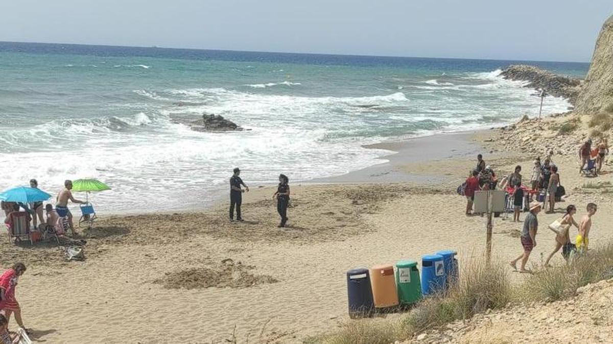 La Policía Local desaloja a los bañistas de Cala Lanuza en la mañana del sábado