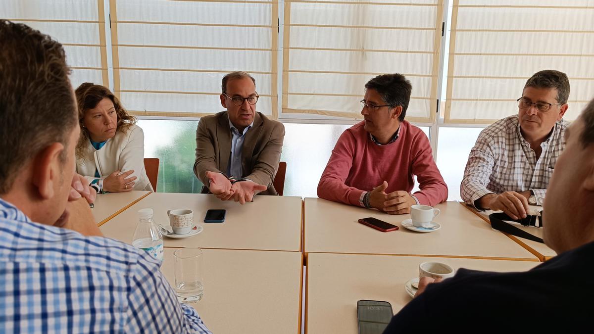 Encuentro de Mateos y su equipo con empresarios.