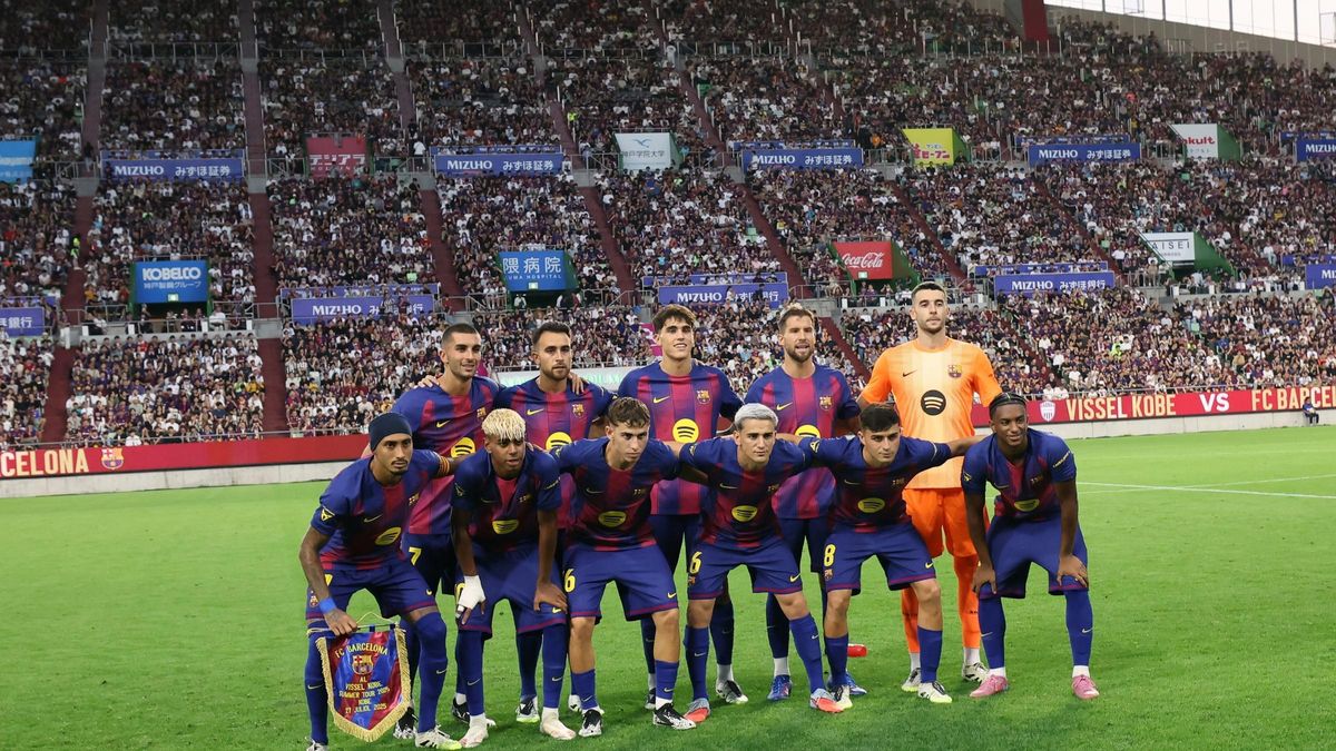 El primer once del Barça 25-26, con Joan Garcia como titular, antes de empezar el duelo contra el Vissel en Kobe (Japón).
