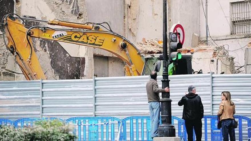 La calle Argüelles recupera la normalidad