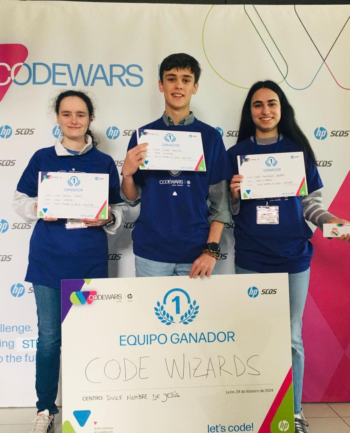 Los alumnos ganadores del concurso posan con los diplomas acreditativos