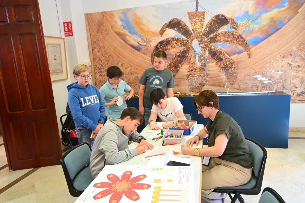 Niños disfrutando de los talleres didácticos.