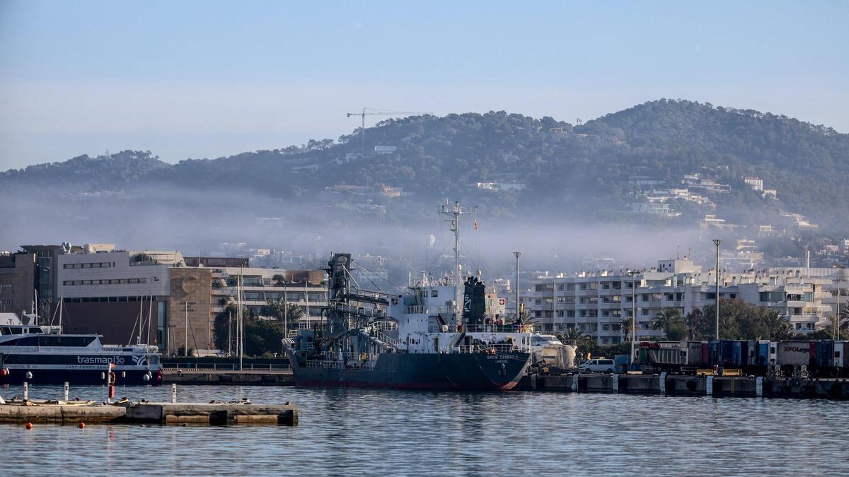 Foto del puerto de Ibiza con niebla